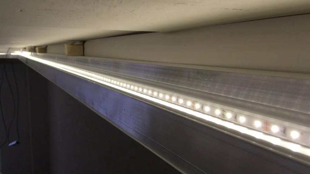 Монтаж LED-ленты — готовая подсветка в алюминиевом профиле